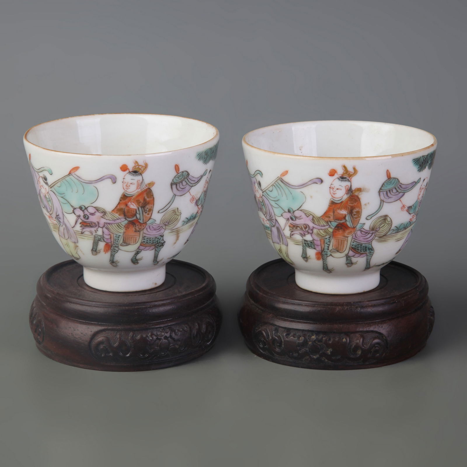 PAIR OF FAMILLE-ROSE FIGURE PATTERN SMALL CUPS (1 of 6)