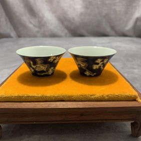 PAIR OF SMALL FAMILLE ROSE PATTERN CUP