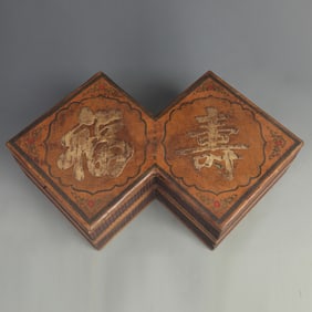 A FINE CHINESE LACQUER PAINTED WOODEN BOX