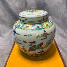 A FINE FAMILLE ROSE FLOWER PATTERN PORCELAIN JAR WITH LID