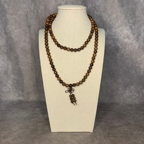 A FINE AGARWOOD NECKLACE