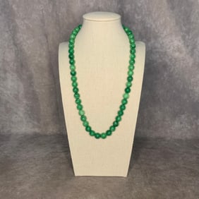 A FINE JADE MADE NECKLACE
