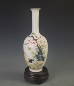 RARE FAMILLE ROSE THREE SHEEP PATTERN LONG NECK VASE