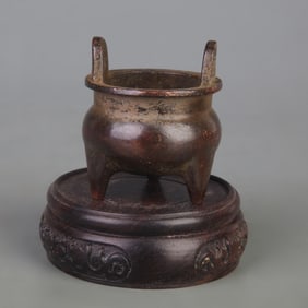 A FINE THREE LEGGED SMALL INCENSE BURNER