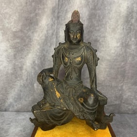 A FINE CHINESE BRONZE STATUE OF SETTING GUANYIN