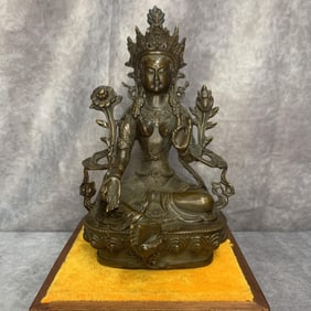 A FINE GILT BRONZE VAJRASATTVA MAHASATTVA STATUE