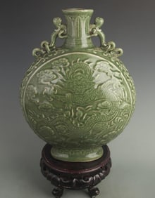 A LONG QUAN KILN DRAGON CARVING PORCELAIN VASE