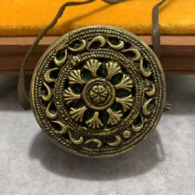 A FINE TIBETAN BUDDHISM BRONZE PENDANT