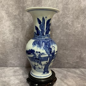 A FINE BLUE AND WHITE TREE PATTERN PORCELAIN VASE