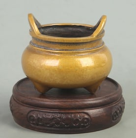 A FINE THREE-LEGGED BRONZE INCENSE BURNER