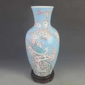 A LARGE FAMILLE ROSE LIGHT GREEN GROUND FLORAL AND BIRD PATTERN VASE