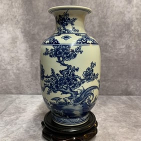 A FINE BLUE AND WHITE LANDSCAPING PATTERN PORCELAIN VASE