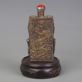 A FINELY CARVED BRONZE SNUFF BOTTLE