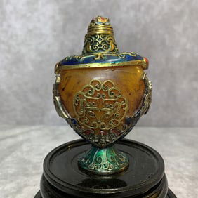 A FINELY CARVED CLOISONNE ENAMEL SNUFF BOTTLE