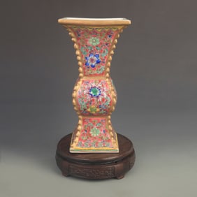 FAMILLE ROSE SQUARE-SHAPED VASE WITH RAISED DECORATION