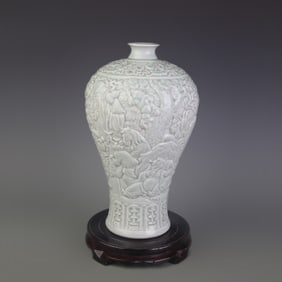 A FINE BLUE GLAZE CARVED FIGURE PATTERN PLUM STYLE PORCELAIN VASE