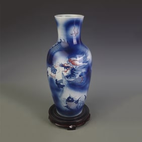 A FINE BLUE AND WHITE DRAGON PATTERN PORCELAIN VASE