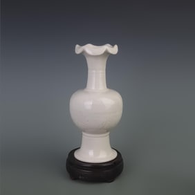 A FINE WHITE GLAZED FLOWER PATTERN PORCELAIN VASE