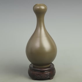 TEA DUST GLAZE GARLIC-HEAD STYLE PORCELAIN VASE