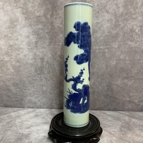 A TALL BLUE AND WHITE TREE PATTERN PORCELAIN VASE
