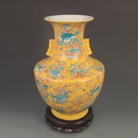 FAMILLE ROSE YELLOW GROUND FISH AND ALGAE PATTERN VASE WITH HANDLES