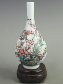 A FINE ENAMEL COLOR FLOWER AND BIRD PORCELAIN BOTTLE