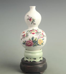 FAMILLE ROSE GOURD VASE WITH LONGEVITY AND PROSPERITY MOTIFS