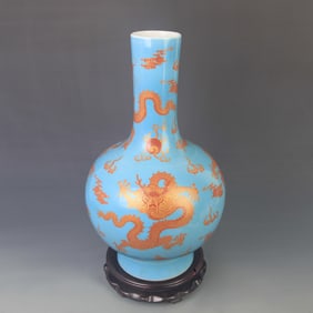 FAMILLE ROSE LARGE VASE WITH LIGHT GREEN GROUND AND DRAGON PATTERN