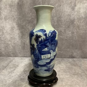 A FINE BLUE AND WHITE TREE PATTERN PORCELAIN VASE