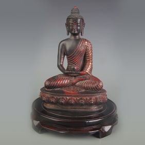 A SMALL BRONZE SEATED GUANYIN STATUE
