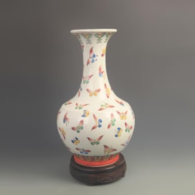 A FINE FAMILLE ROSE HUNDRED BUTTERFLY PORCELAIN VASE