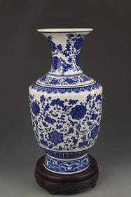 A LARGE BLUE AND WHITE LOTUS FLOWER VASE