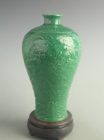 GREEN GROUND CARVED DRAGON PATTERN MEI PING PORCELAIN VASE