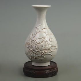 A FINE WHITE COLOR GLAZED LOTUS FLOWER PATTERN PORCELAIN BOTTLE