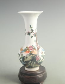 FAMILLE ROSE PHOENIX FLORAL AND BIRD PATTERN FLOWER VASE
