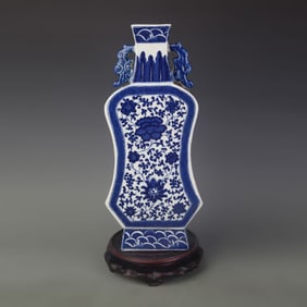 BLUE-AND-WHITE FLORAL PATTERN FAN-SHAPED PORCELAIN VASE