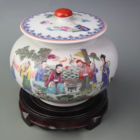 A FINE FAMILLE ROSE CHARACTER PATTERN PORCELAIN JAR WITH COVER