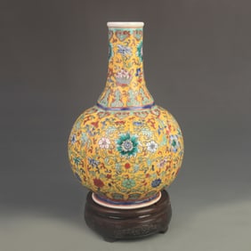 A FINE YELLOW GROUND FAMILLE ROSE FLOWER PATTERN VASE