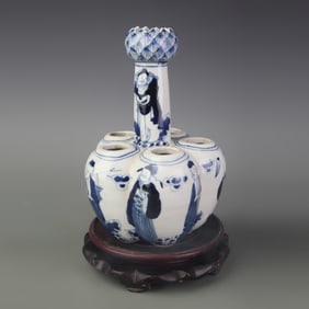 A FINE BLUE AND WHITE FIGURE PATTERN SIX-HOLE PORCELAIN VASE