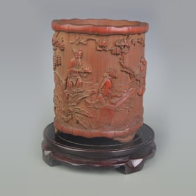 A FINE BAMBOO MADE FINELY CARVED CALLIGRAPHY PEN HOLDER