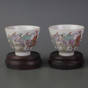 PAIR OF FAMILLE ROSE SMALL BOWLS WITH FIGURATIVE DESIGN