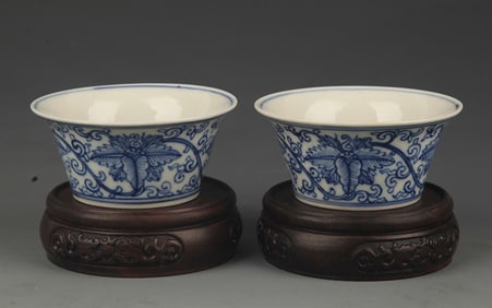 PAIR OF BLUE AND WHITE FLOWER PATTERN BOWL