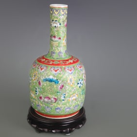 A FINE FAMILLE ROSE GREEN GROUND FLOWER PATTER BELL SHAPED BOTTLE