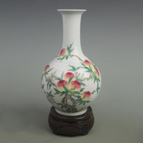 RARE FAMILLE ROSE NINE PEACHES PORCELAIN APPRECIATION VASE