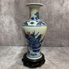 A FINE BLUE AND WHITE LANDSCAPING PATTERN PORCELAIN VASE