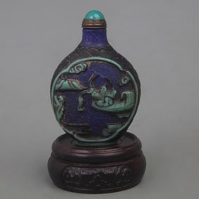 BLUE GLASS SNUFF BOTTLE WITH FIGURATIVE DESIGN