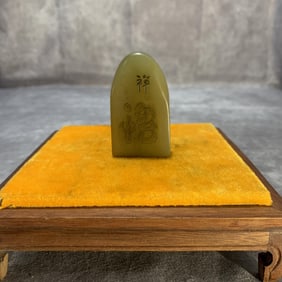 A FINELY CARVED SHOU SHAN STONE MADE SEAL