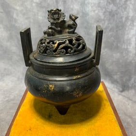 XUANDE ERA THREE-LEGGED CENSER WITH LION LID AND DRAGON PATTERNS