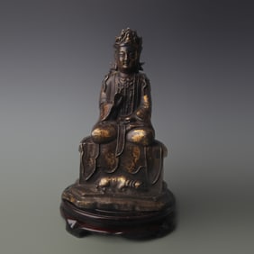 A FINE BRONZE SITTING GUANYIN STATUE