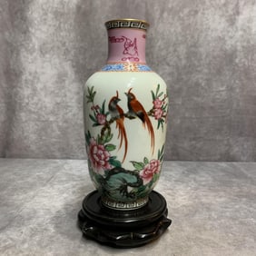 A FINE DOUCAI COLOR BIRD PATTERN PORCELAIN VASE